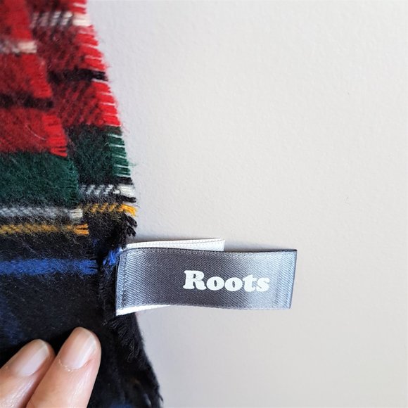 $20  Roots unisex plaid scarf. - Picture 4 of 7